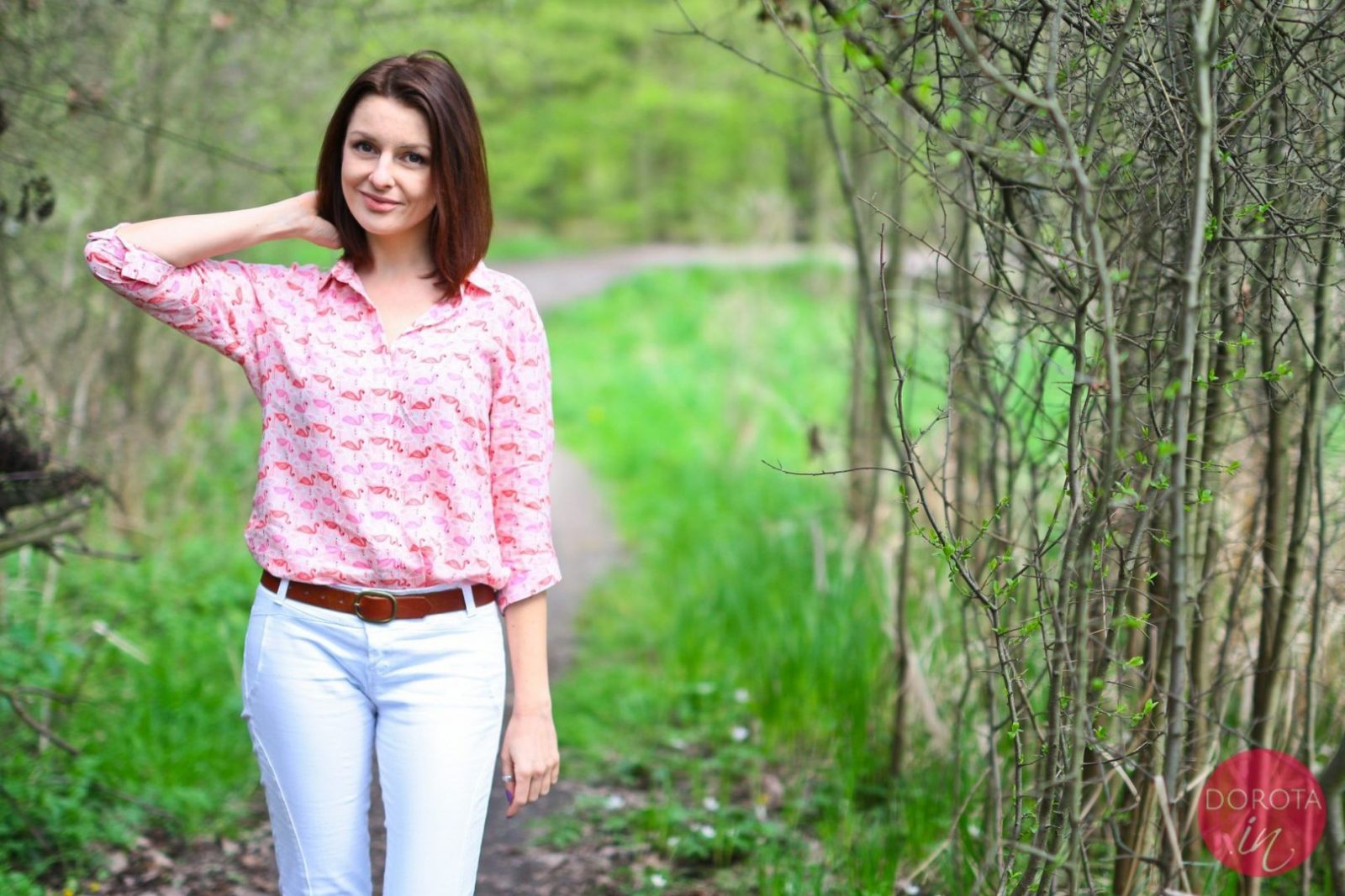 Białe dżinsy i różowa koszula we flamingi