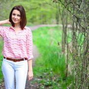 Białe dżinsy i różowa koszula we flamingi