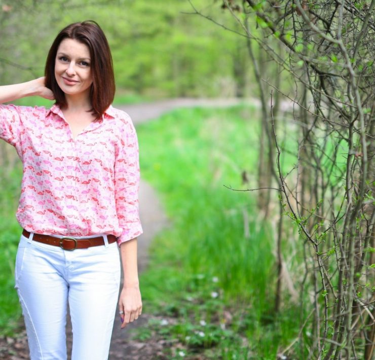 Białe dżinsy i różowa koszula we flamingi