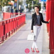 Bluzka w paski, białe spodnie, czarna marynarka i czerwone szpilki - stylizacja