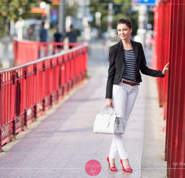 Bluzka w paski, białe spodnie, czarna marynarka i czerwone szpilki - stylizacja