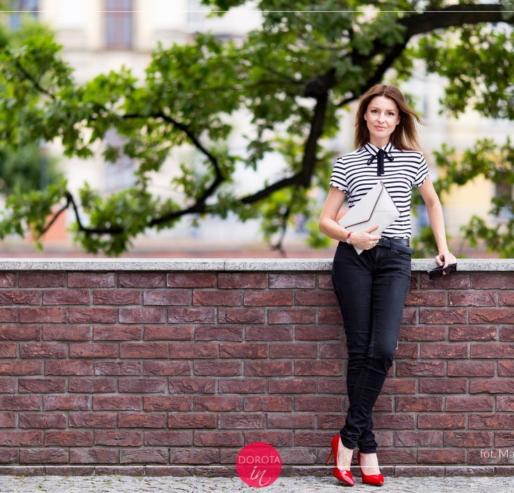 Bluzka w paski, czarne dżinsy i czerwone szpilki