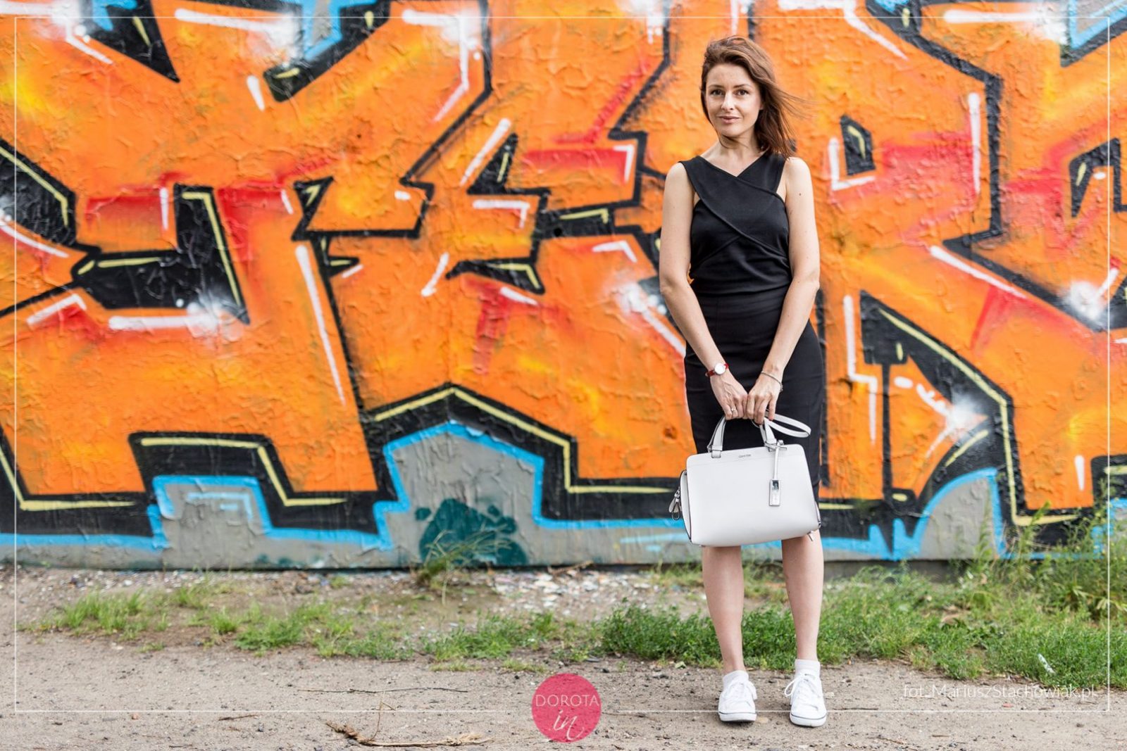 Czarna sukienka i białe trampki - stylizacja