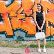 Czarna sukienka i białe trampki - stylizacja