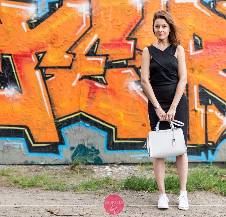 Czarna sukienka i białe trampki - stylizacja