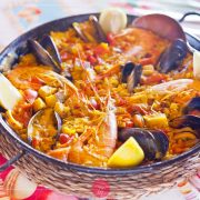 Paella z rybą i owocami morza