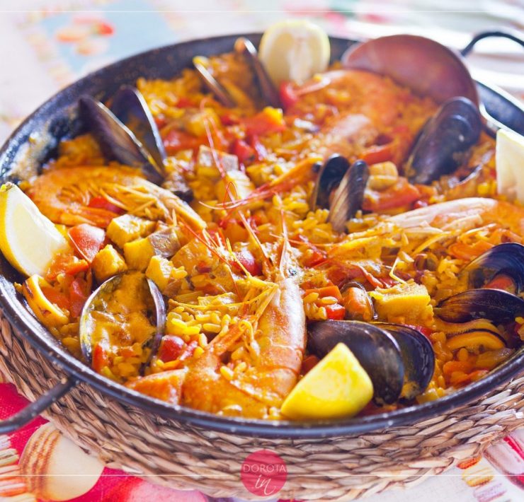 Paella z rybą i owocami morza