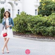 Biała sukienka, dżinsowa kurtka - stylizacja z czerwoną torebką i beżowymi szpilkami
