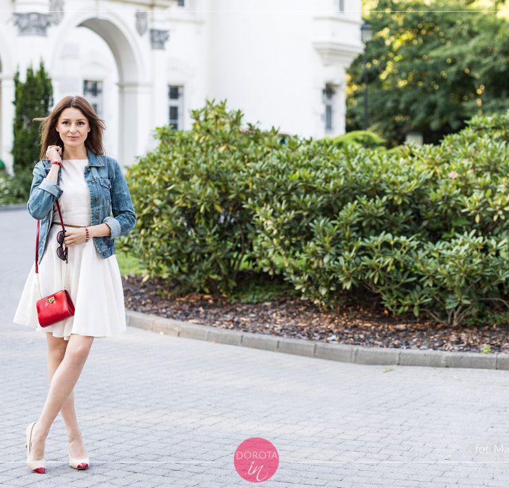 Biała sukienka, dżinsowa kurtka - stylizacja z czerwoną torebką i beżowymi szpilkami