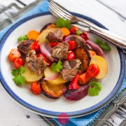 Jagnięcina pieczona ze śliwkami