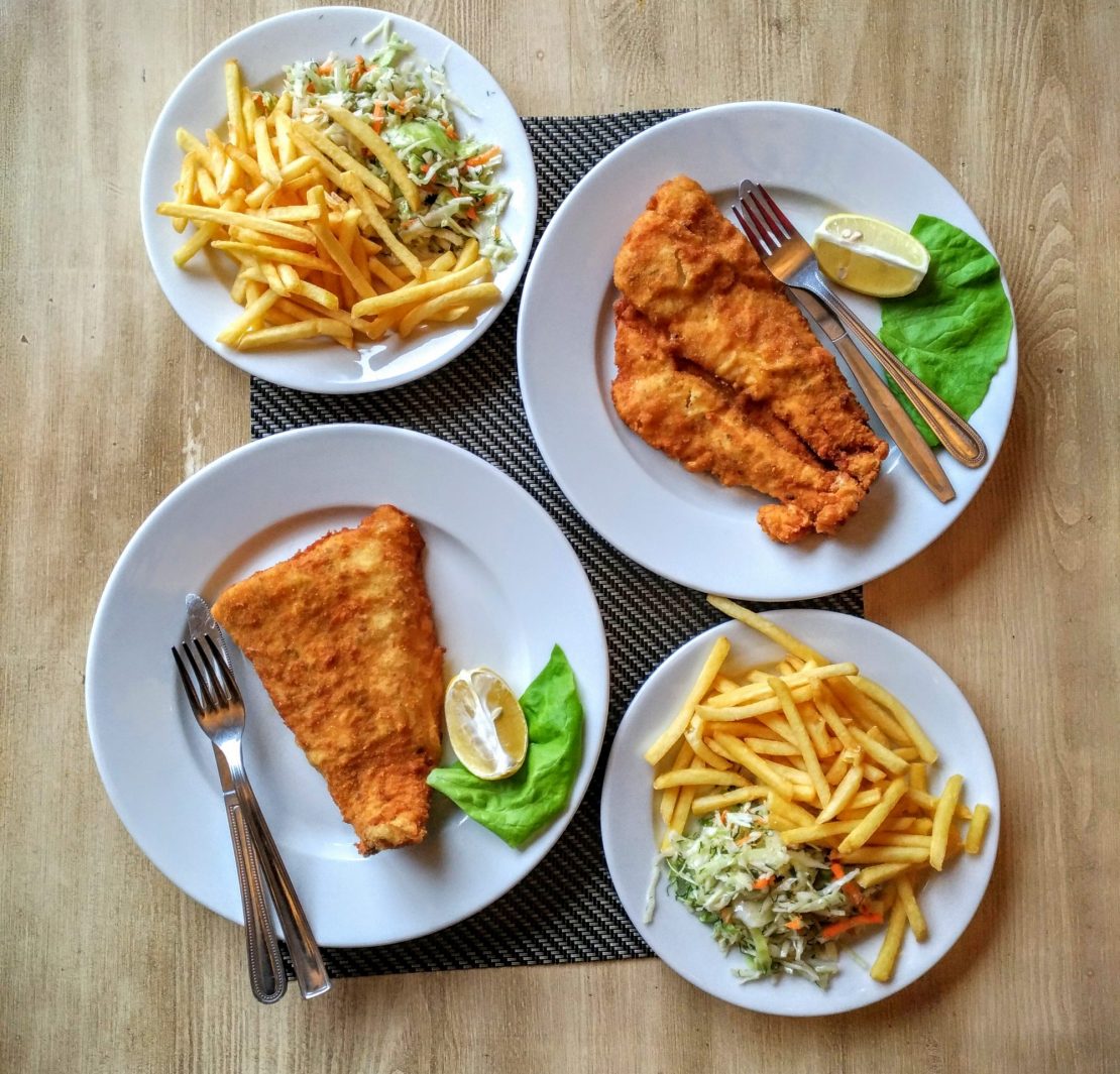Smażona ryba, frytki i surówka