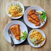 Smażona ryba, frytki i surówka