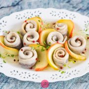 Śledzie z cydrem i gruszką