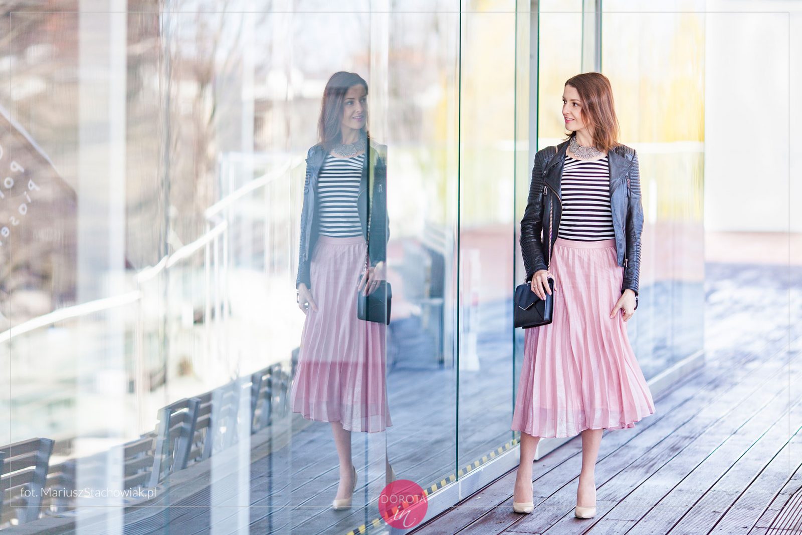 Bluzka w paski i różowa spódnica plisowana - stylizacja