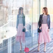 Bluzka w paski i różowa spódnica plisowana - stylizacja