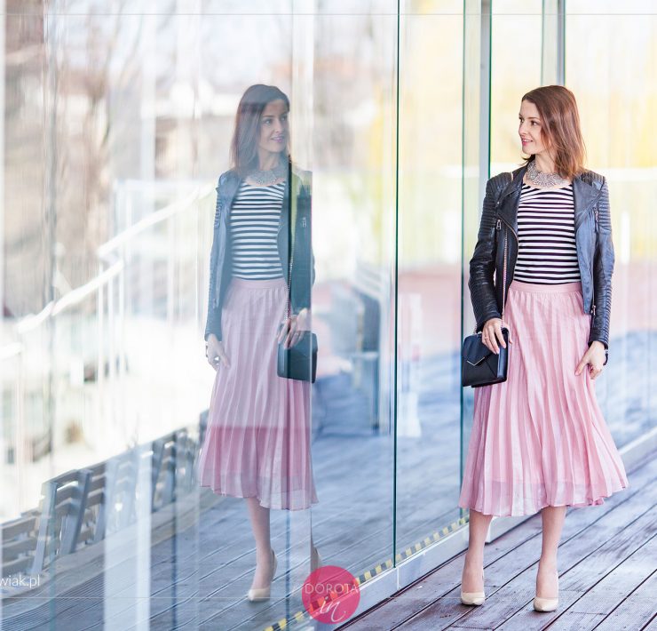 Bluzka w paski i różowa spódnica plisowana - stylizacja