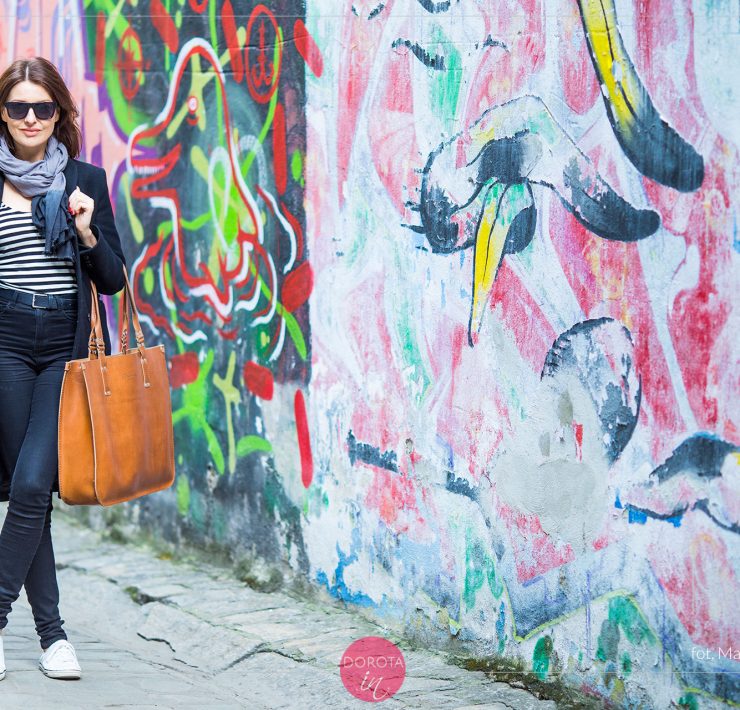 Czarny płaszcz białe tenisówki - stylizacja z torbą shopper