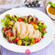 Sałatka z kurczakiem i oliwkami