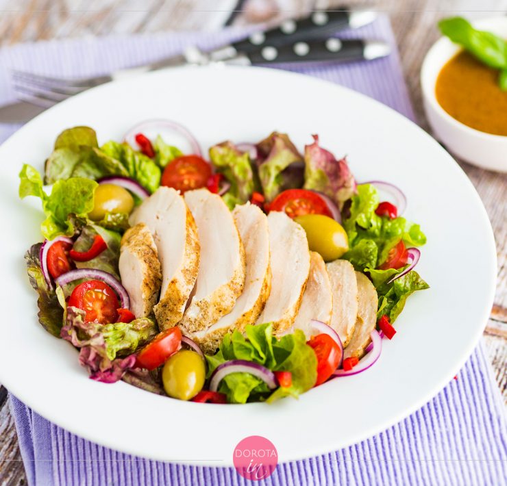 Sałatka z kurczakiem i oliwkami