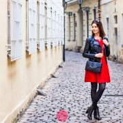 Czerwona sukienka, botki i czarne rajstopy - stylizacja na chłodną wiosnę