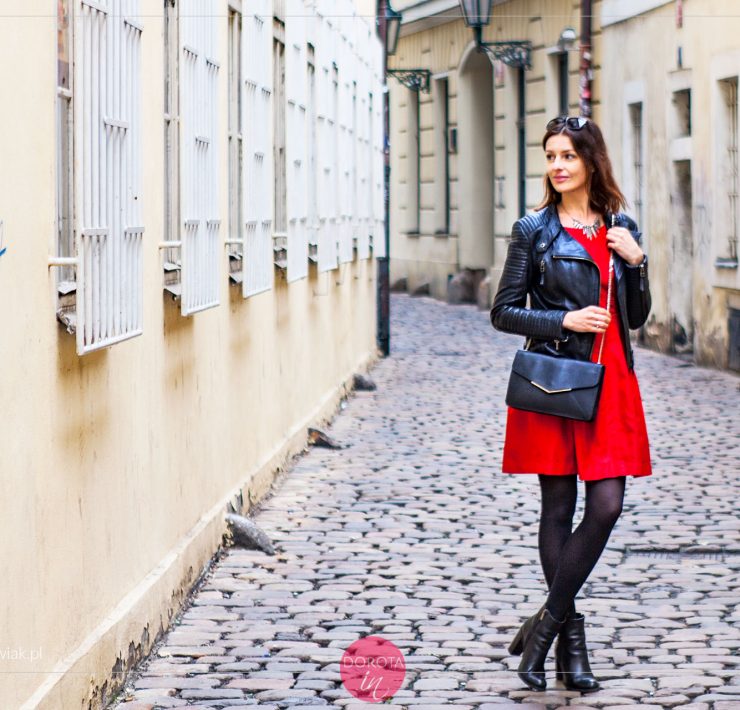 Czerwona sukienka, botki i czarne rajstopy - stylizacja na chłodną wiosnę