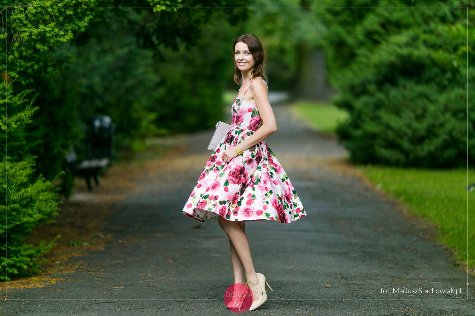 Sukienka w róże - stylizacja na lato