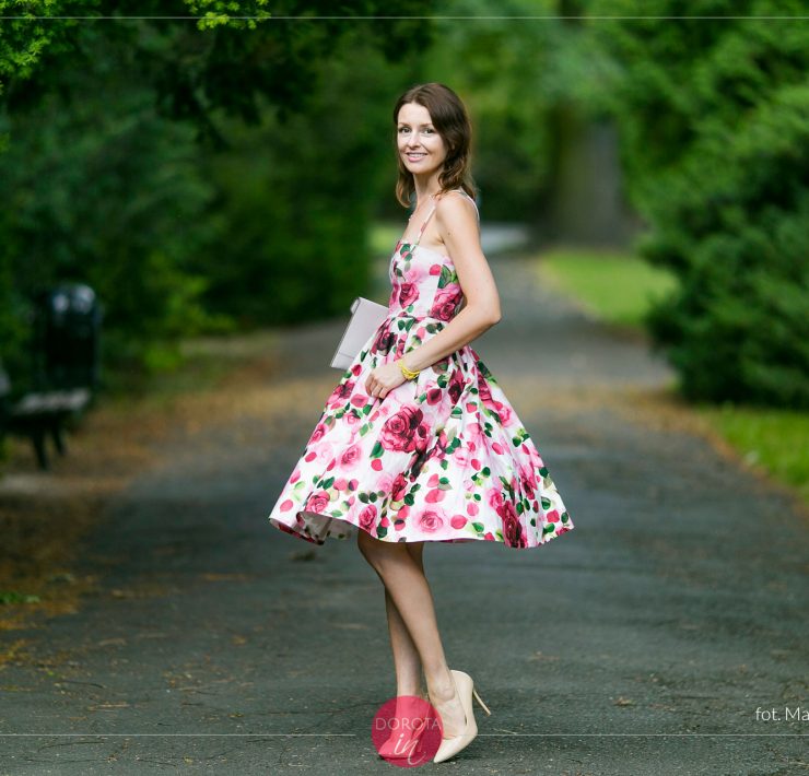 Sukienka w róże - stylizacja na lato
