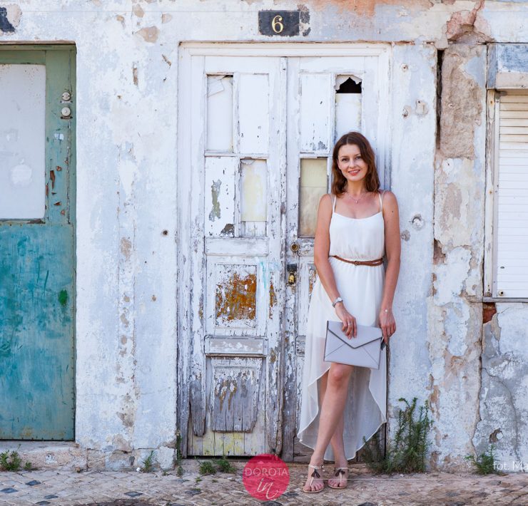 Zwiewna biała sukienka na lato - stylizacja