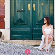 Odpoczynek przy zielonych drzwiach w Lizbonie