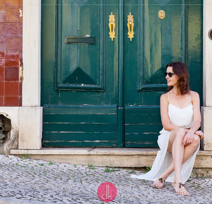 Odpoczynek przy zielonych drzwiach w Lizbonie