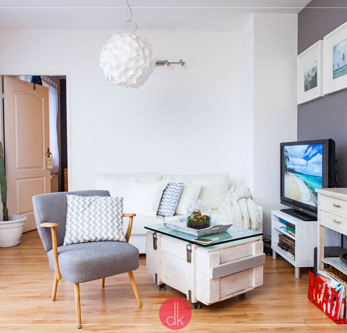 Metamorfoza salonu - biel, szarość i czerwień