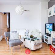 Metamorfoza salonu - biel, szarość i czerwień