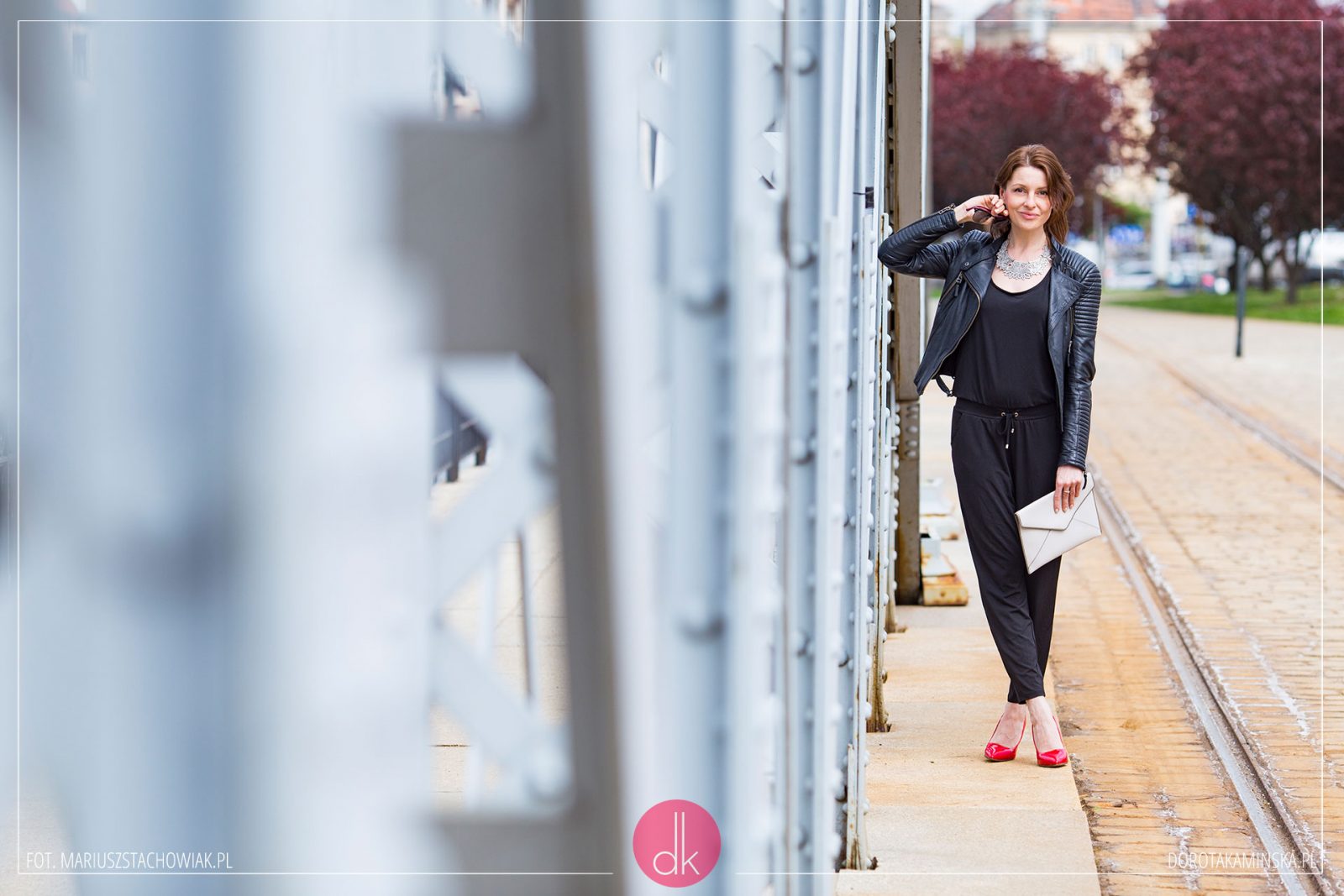 Czarny kombinezon i ramoneska - stylizacja