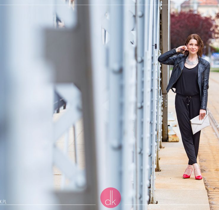 Czarny kombinezon i ramoneska - stylizacja