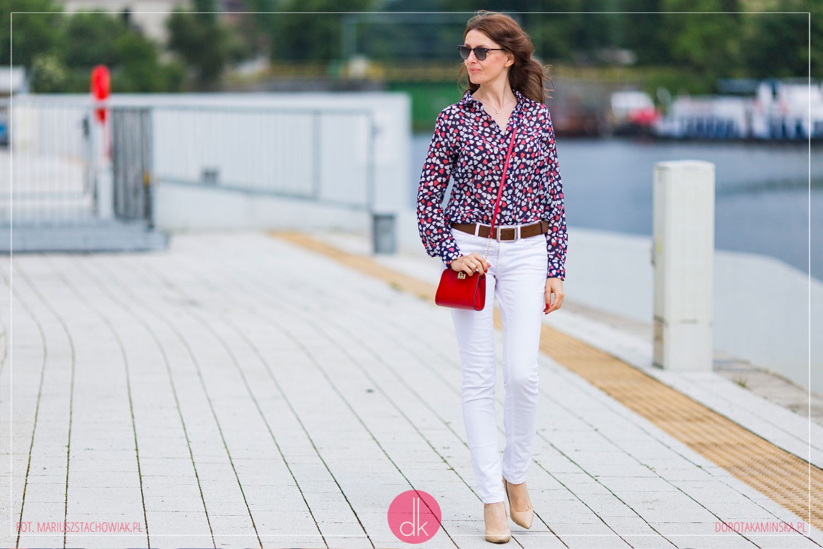 Granatowa koszula, białe dżinsy i czerwona torebka - stylizacja