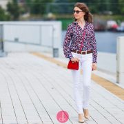 Granatowa koszula, białe dżinsy i czerwona torebka - stylizacja