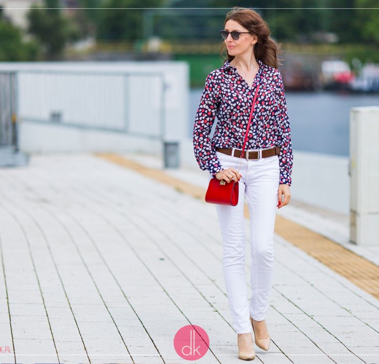 Granatowa koszula, białe dżinsy i czerwona torebka - stylizacja
