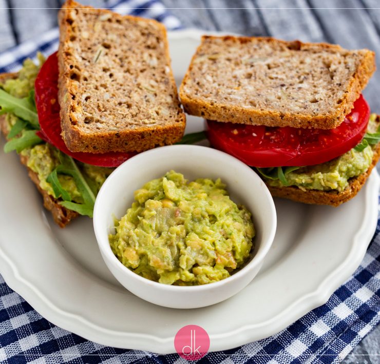 Pasta z ciecierzycy z awokado