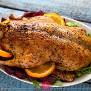 Pieczona kaczka z burakami i jabłkami