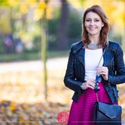 Purpurowa rozkloszowana spódnica - stylizacja z ramoneską na jesień