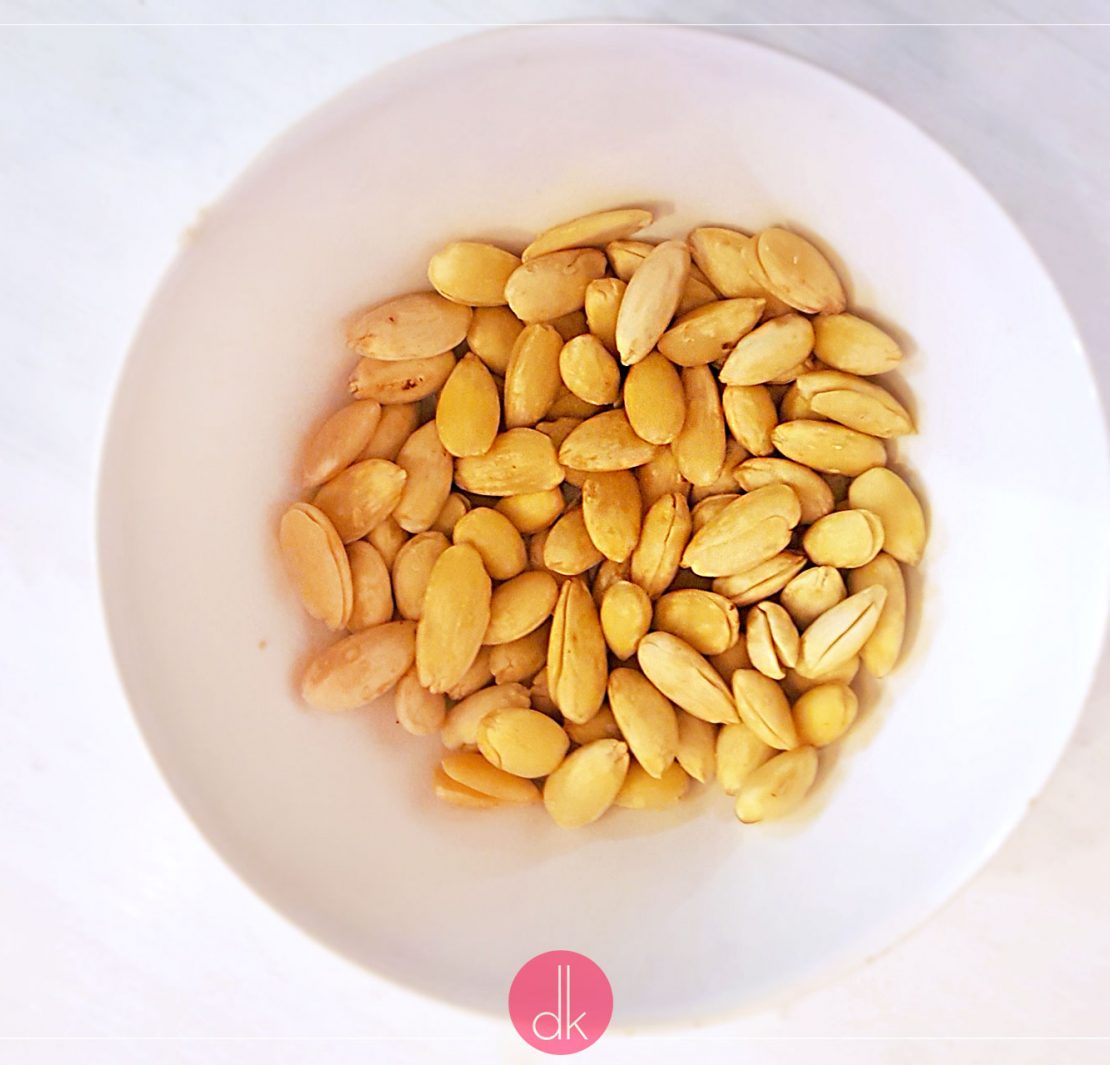 Blanszowane migdały - jak obrać migdały ze skórki