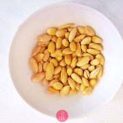 Blanszowane migdały - jak obrać migdały ze skórki