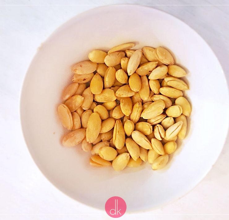 Blanszowane migdały - jak obrać migdały ze skórki