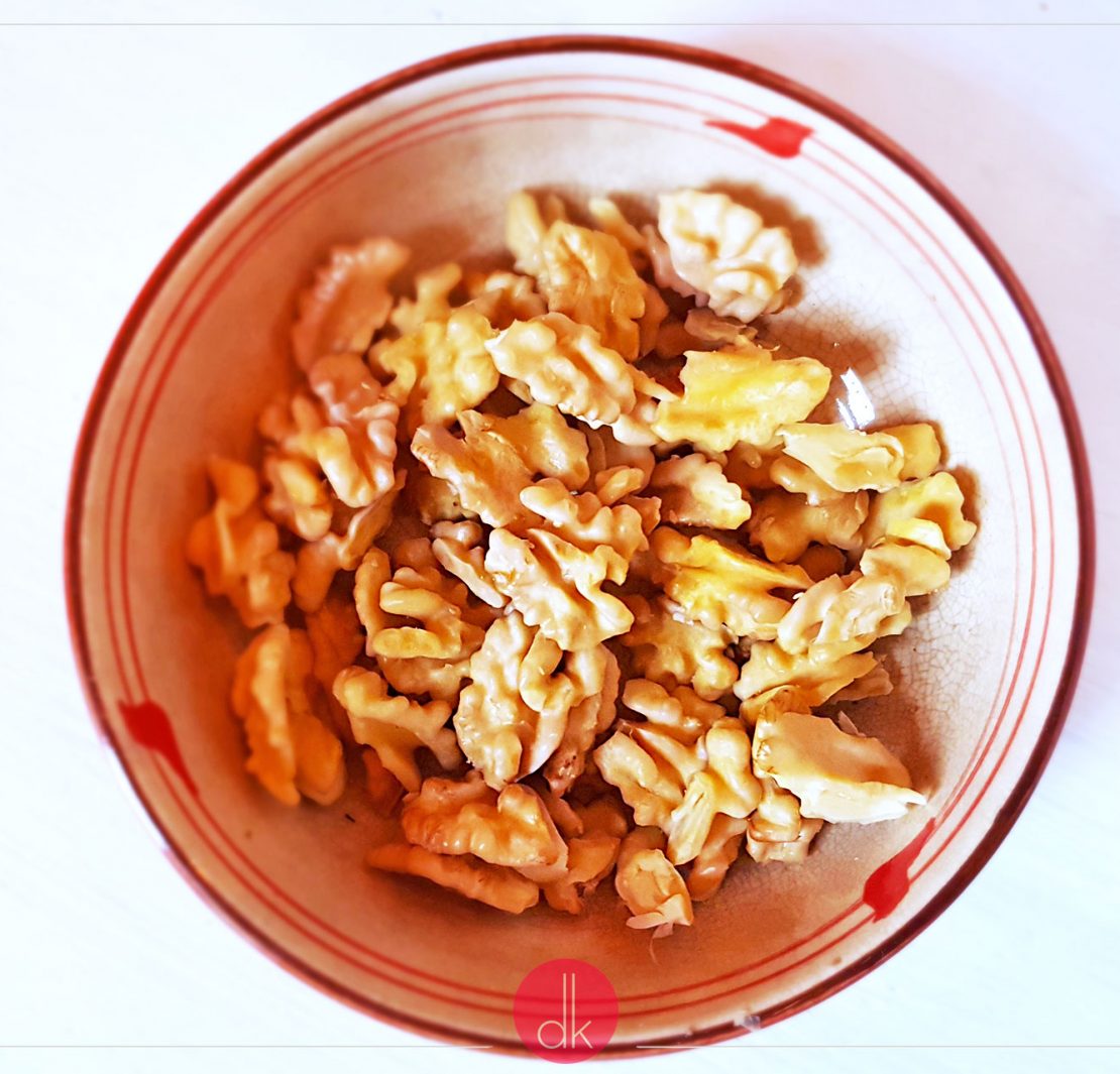 Blanszowane orzechy włoskie - jak obrać orzechy włoskie ze skórki