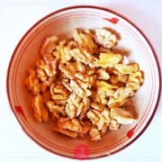 Blanszowane orzechy włoskie - jak obrać orzechy włoskie ze skórki