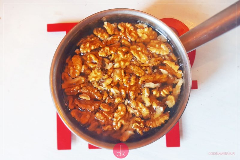 Blanszowane orzechy włoskie - krok 1