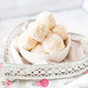 Kokosowe kule mocy wegańskie Raffaello