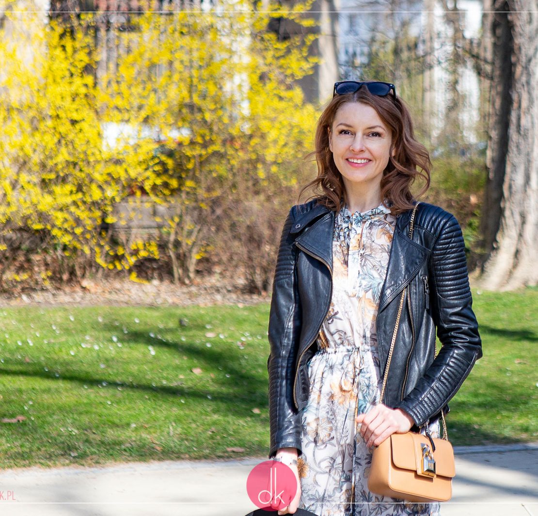 Wiosenna sukienka w kwiaty - stylizacja z ramoneską