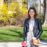 Wiosenna sukienka w kwiaty - stylizacja z ramoneską