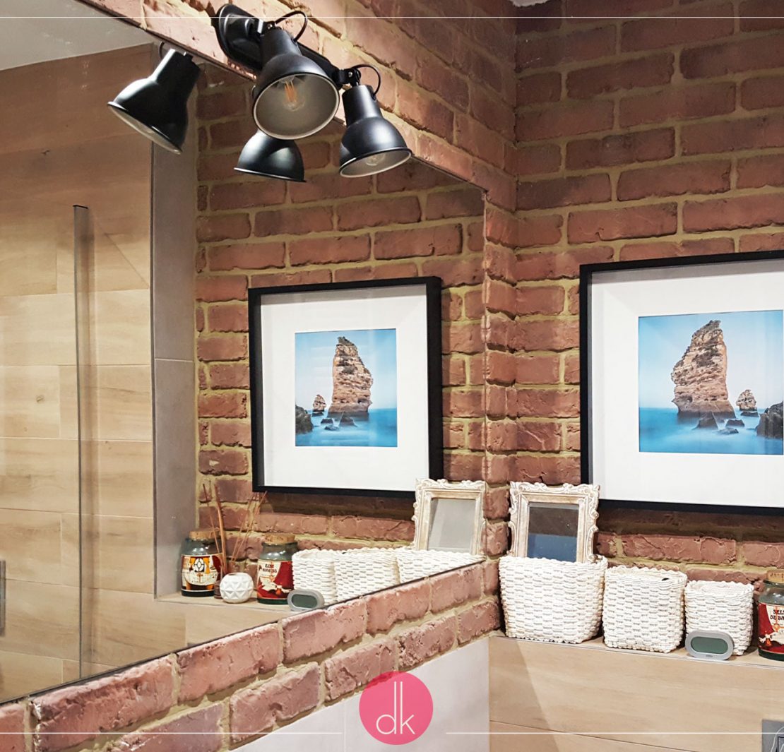 Łazienka w stylu loft - czerwona cegła, biel i czerń